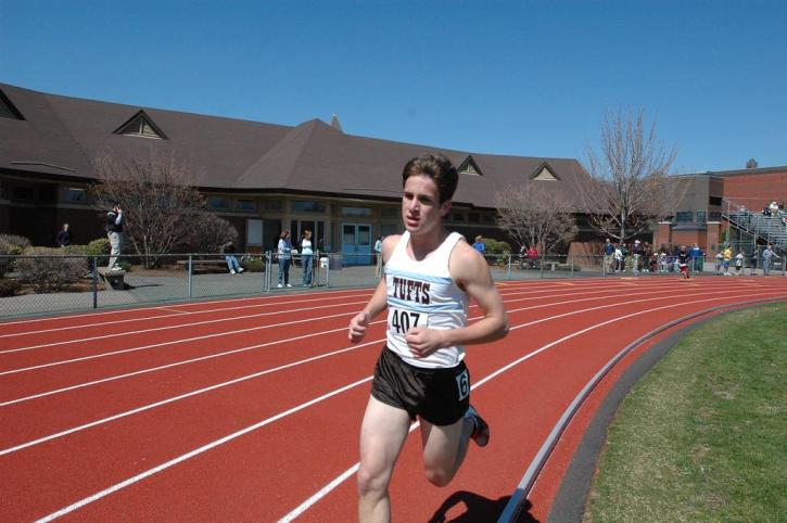 Alex Bloom runs in the 1500 at Hillsides