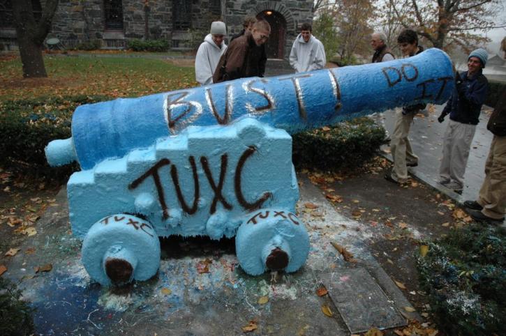 The varsity seven check out the cannon before leaving for Maine.