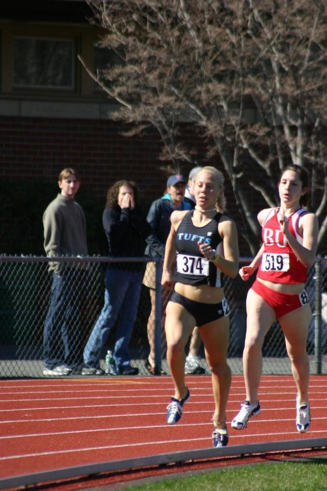 Sarah Crispin looks relaxed at the front of the 800 pack.