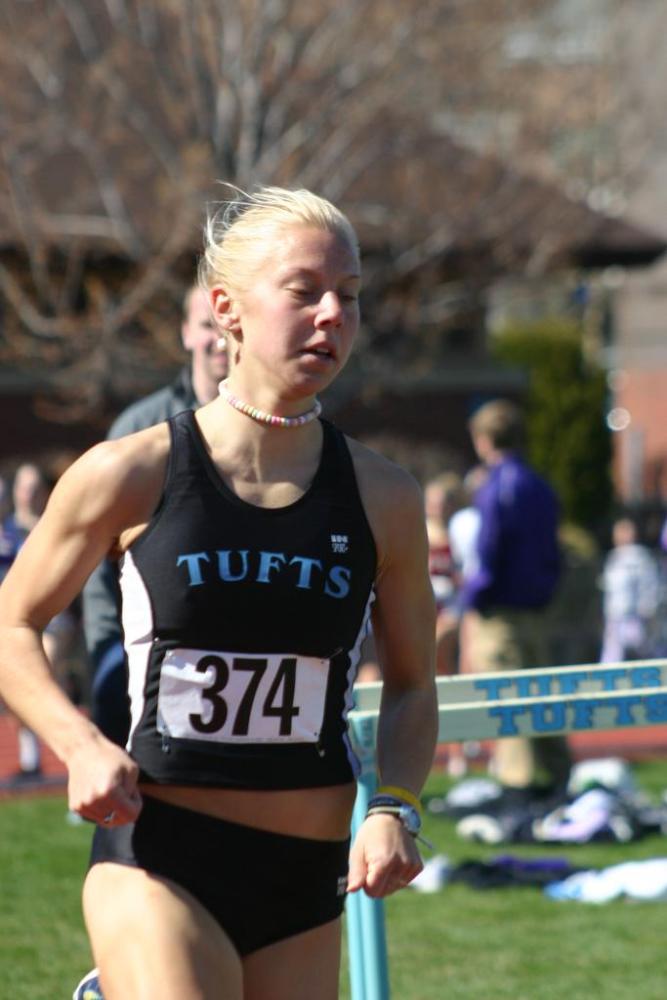 Sarah Crispin powers away from the field in the 800.