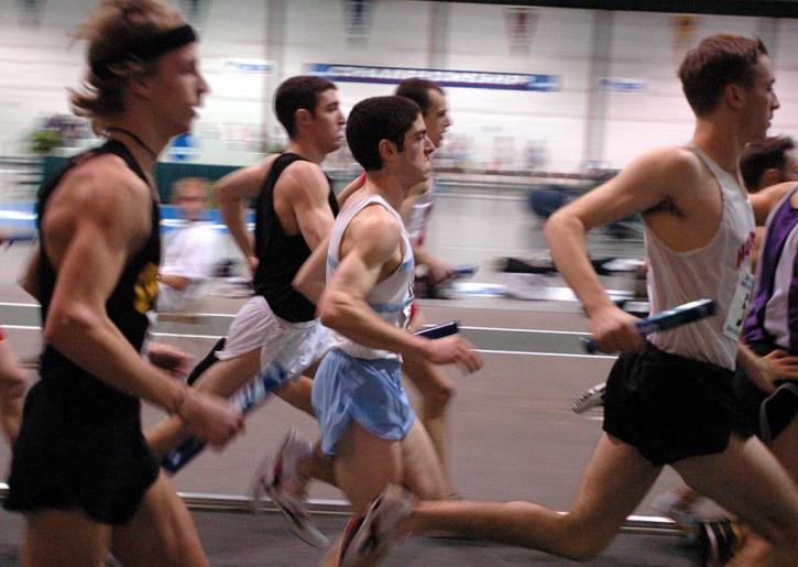 Aaron Kaye runs in the dense pack in the first leg of the DMR.