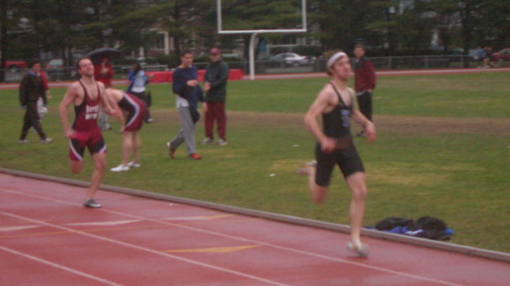 Majoney wins the 4x400