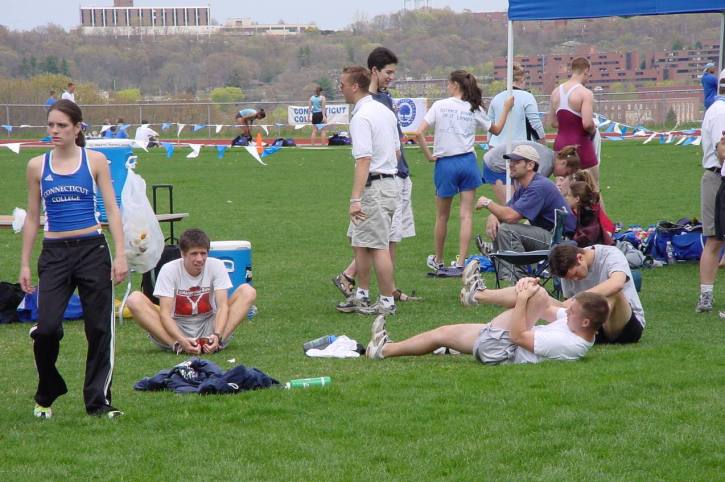 800 runners stretching