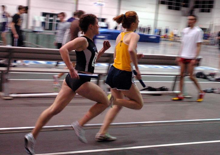 Katie Sheedy attempts a pass in the DMR's 800 leg.