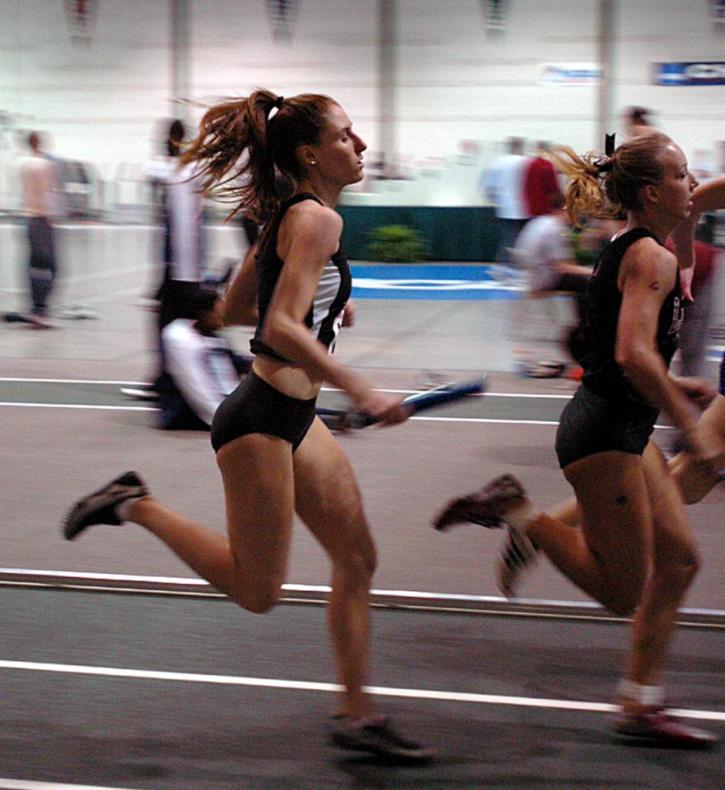 Rachel Bloom makes her way around the pack in the 4x400 trials.