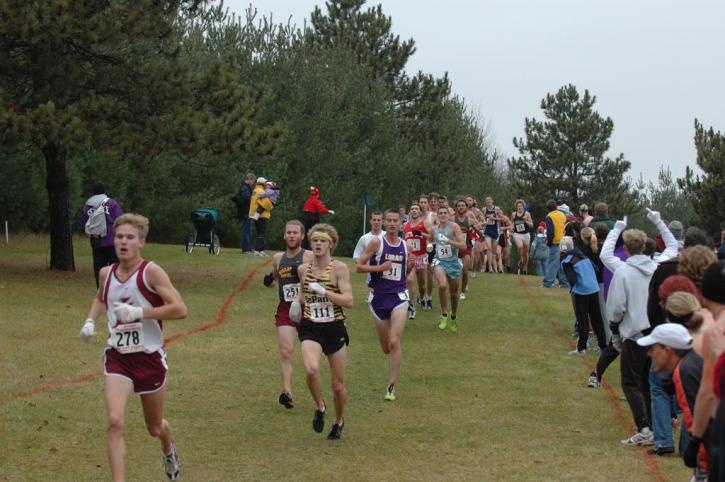 Matt Fortin in the final 300m with a huge pack behind him