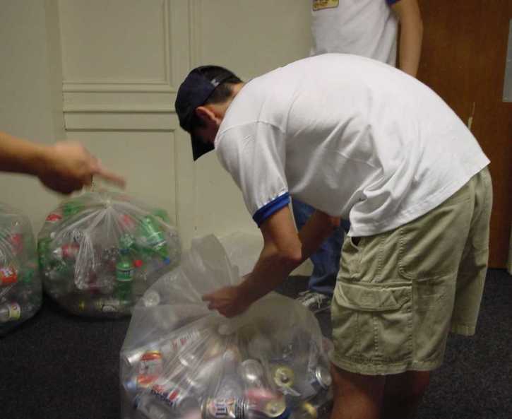 murphy tying a bag