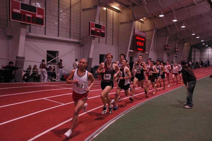 Men's 5k pack rounding the corner