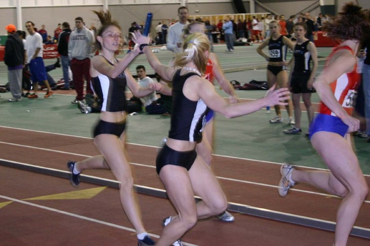 Women's 4x400 hand-off