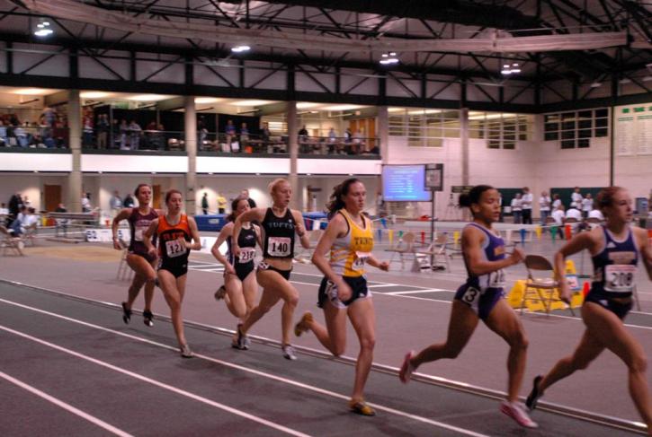 Sarah Crispin moves up in the 800 final.