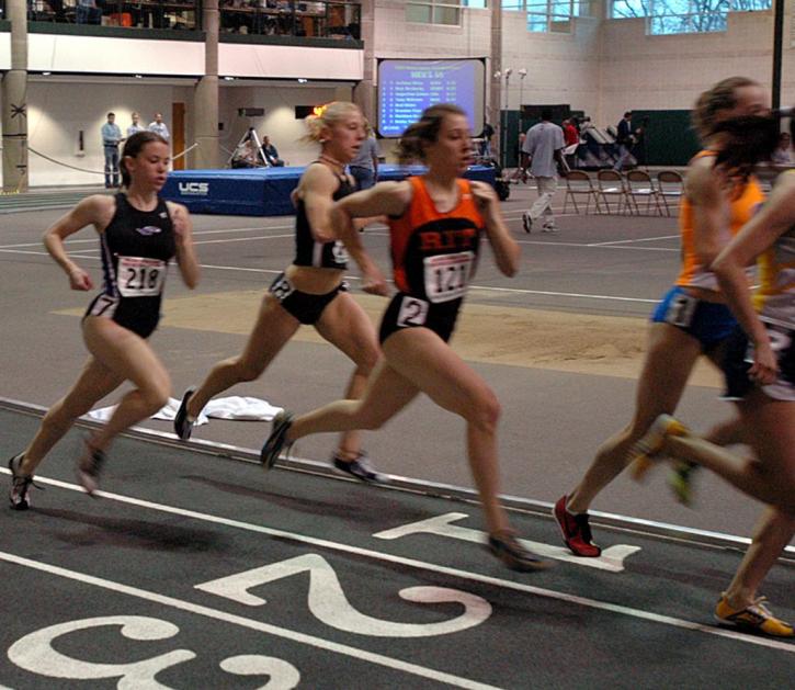 Sarah Crispin covers the move in the 800 final.