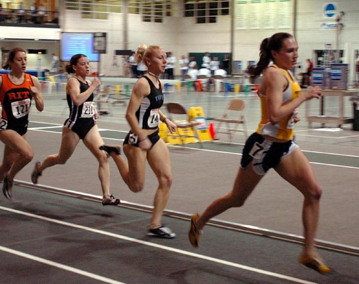 Sarah Crispin runs in the pack in the 800 trials.